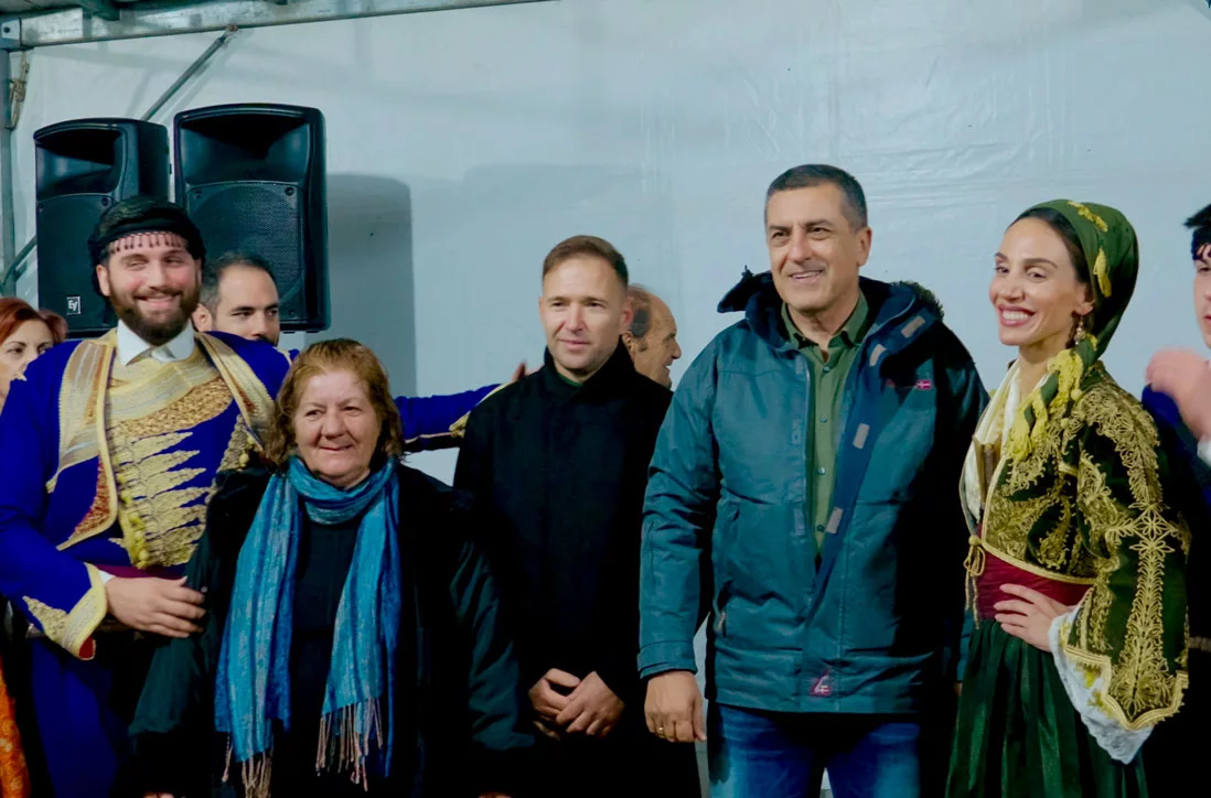 Το Χριστουγεννιάτικο δέντρο άναψε και στην πολύπαθη Μεταμόρφωση (ΦΩΤΟ)