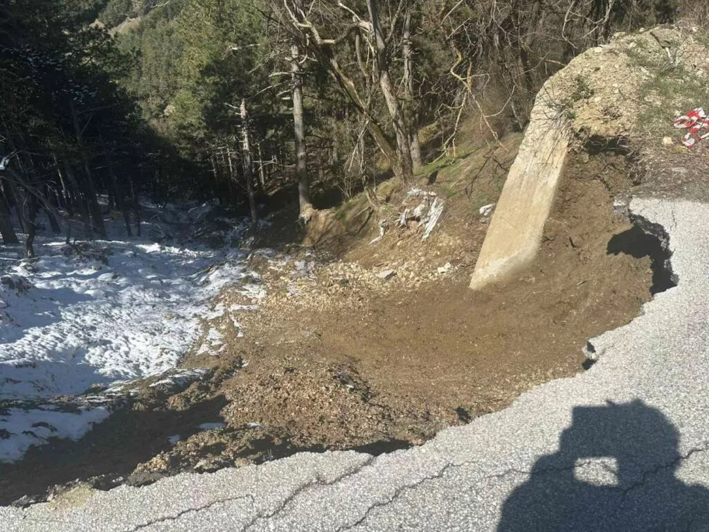 Όλυμπος | Καθίζηση στο δρόμο Λιβαδίου - Κατερίνης (ΦΩΤΟ)