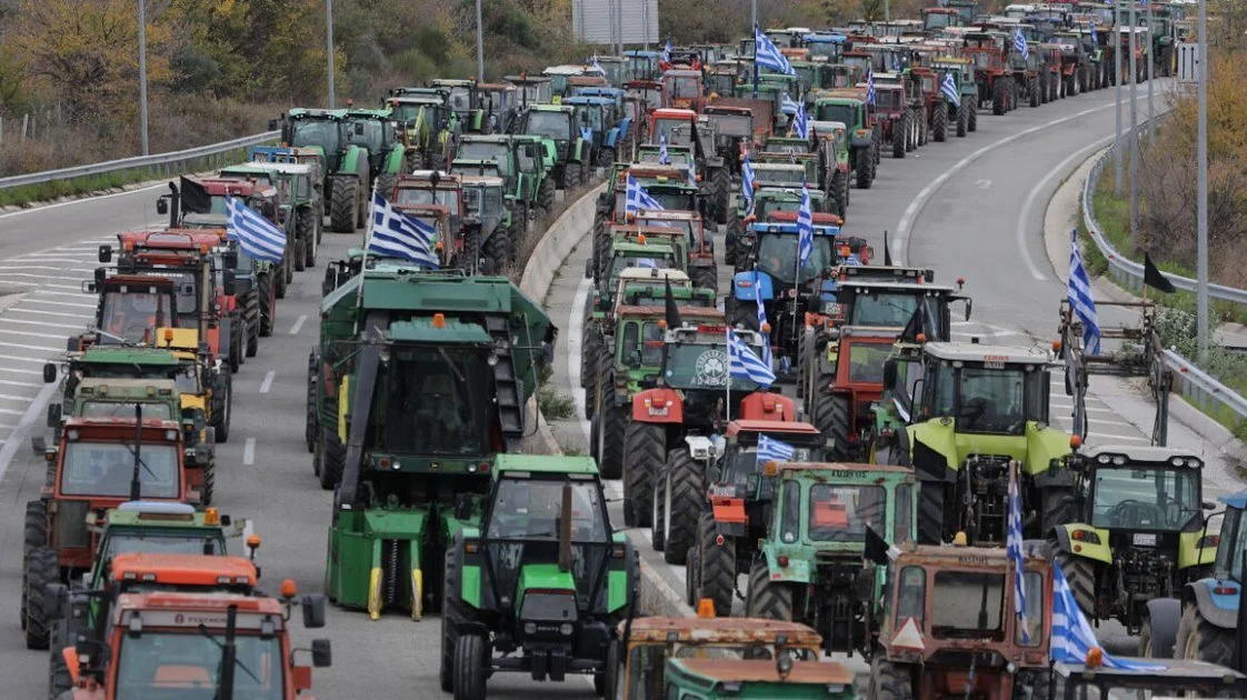 Στη Λάρισα χτυπάει η καρδιά των αγροτικών μπλόκων - Συμβολικός αποκλεισμός στο λιμάνι Θεσσαλονίκης