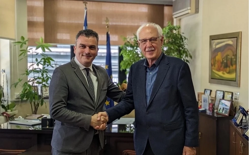 Κοινή παρουσία Μαμάκου - Καλογιάννη μπροστά απ' το Αρχαίο Θέατρο