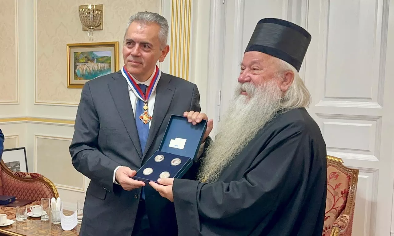 Βράβευση Χαρακόπουλου με το Χρυσό Παράσημο του Αγίου Πέτρου Δαμπροβοσνίας (ΦΩΤΟ)