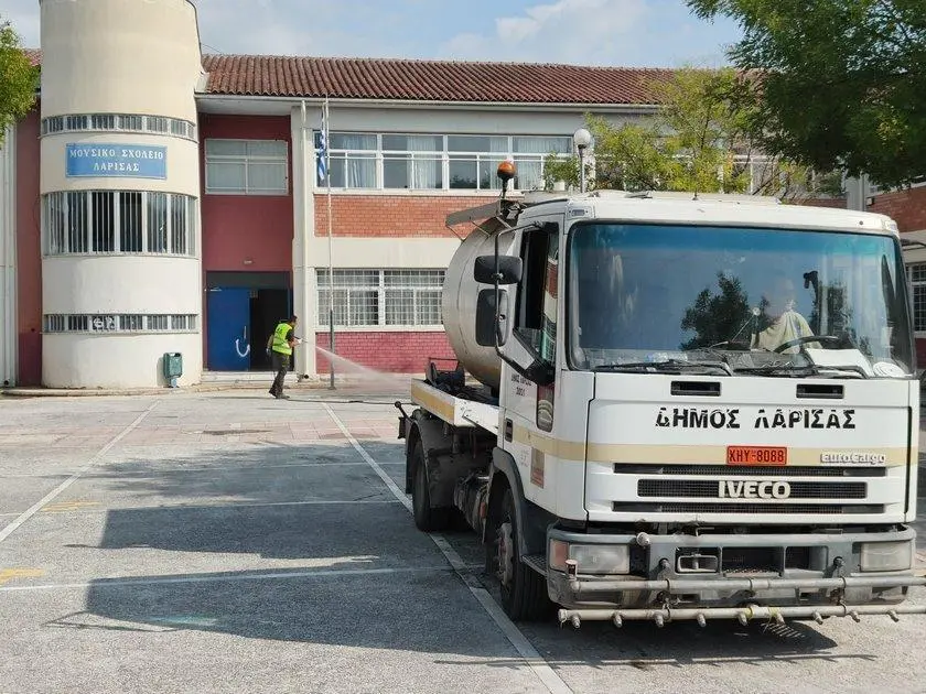 Επιχείρηση "καθαρές αυλές" από τον Δ.Λαρισαίων (ΦΩΤΟ)