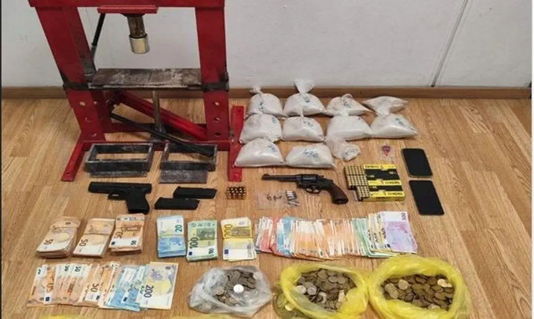 Τον έπιασαν με όπλα και ναρκωτικά και έσπρωξε τους αστυνομικούς για να ξεφύγει