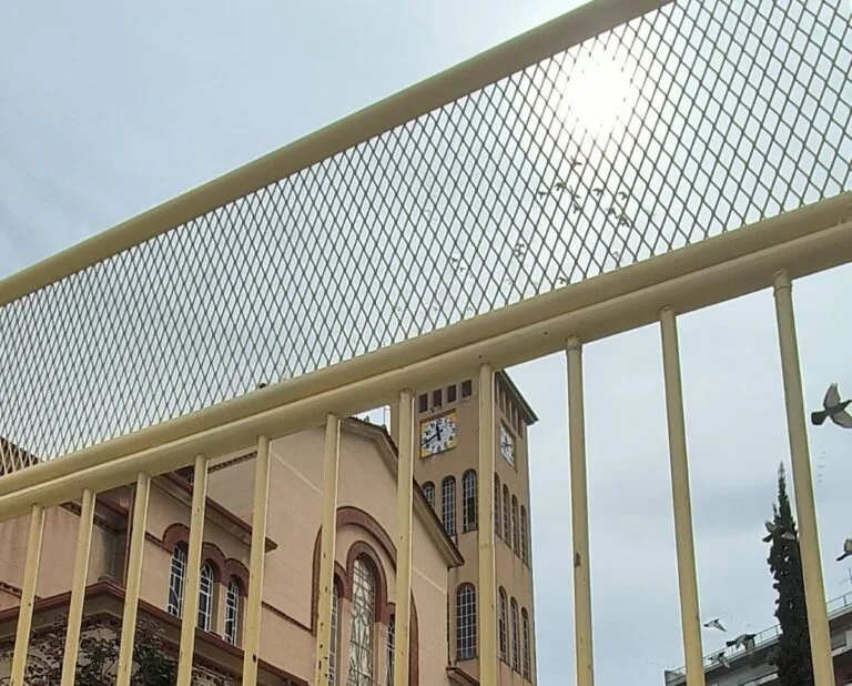 Ανησυχία γονέων Δημοτικού Σχολείου της Λάρισας για πρόχειρη παρέμβαση στην περίφραξη 