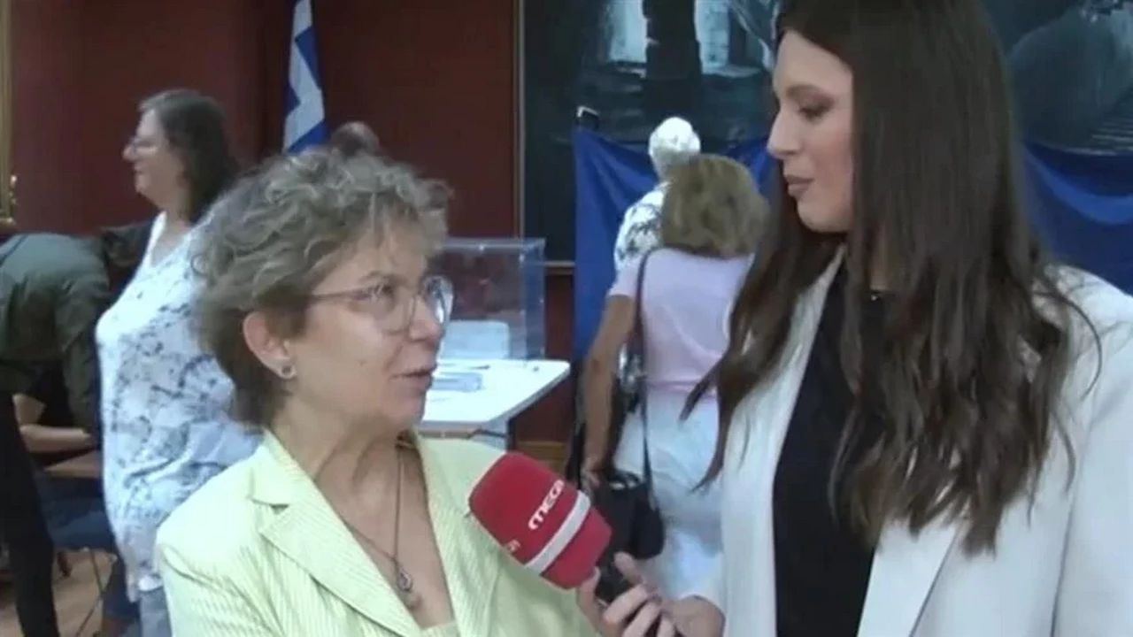 Εκλογές ΠΑΣΟΚ: Ψηφοφόρος του κόμματος πήγε στην κάλπη ντυμένη στα πράσινα