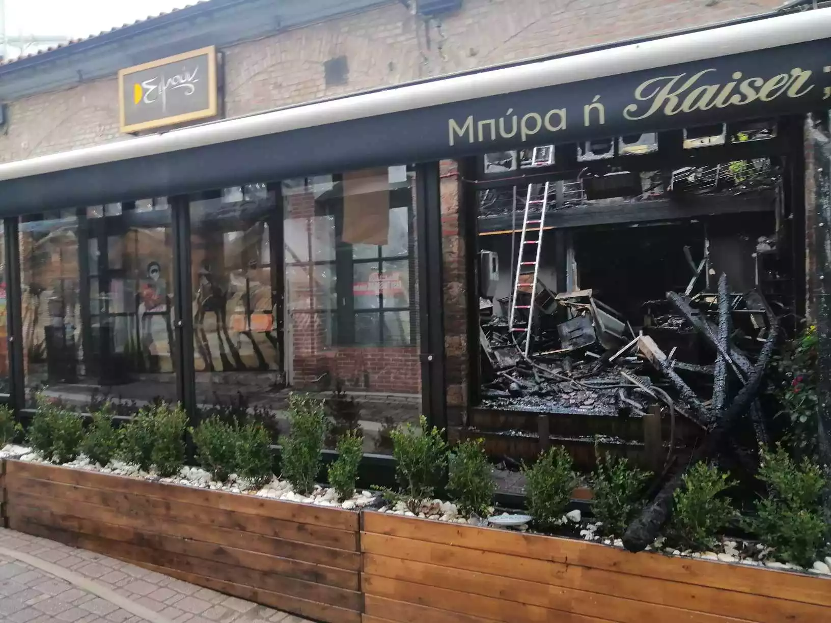 Θλίψη για την ολοσχερή καταστροφή του "Σιμούν" μετά τη φωτιά (ΦΩΤΟ)