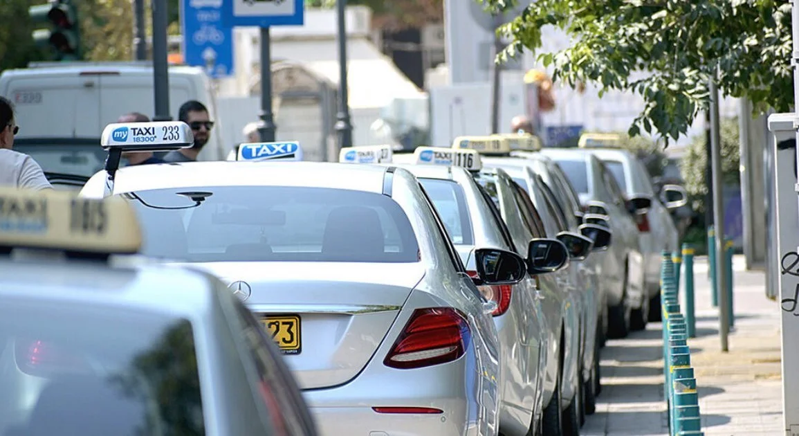 Χειρόφρενο για 24 ώρες τραβούν τα ταξί στη Λάρισα