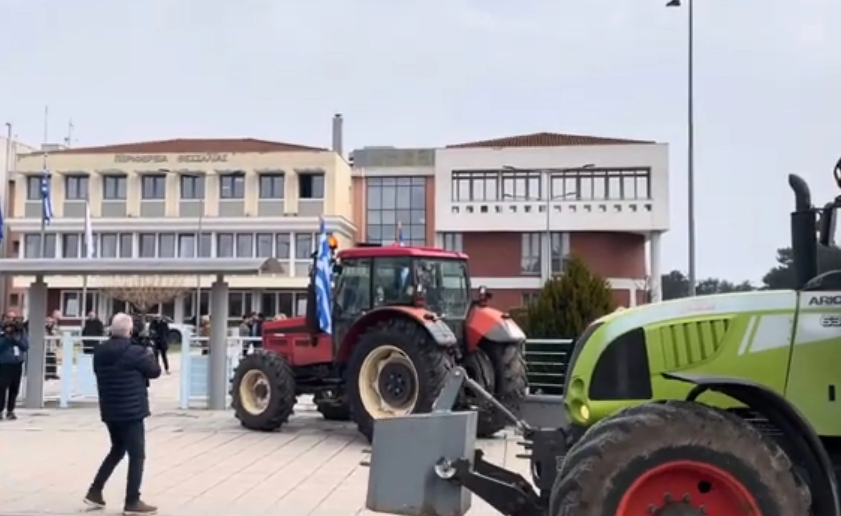 Κρίσιμες συσκέψεις στα μπλόκα - Για μέτρα στήριξης μιλάει το ΥΠΑΑΤ, δεν τα βλέπουν οι αγρότες (VIDEO)