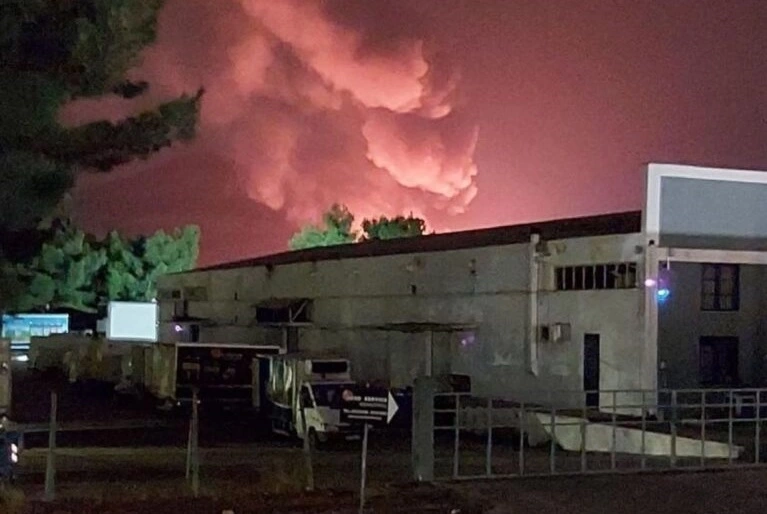 Καίγεται ακόμη εργοστάσιο ανακύκλωσης στη ΒΙΠΕ Βόλου - Συστάσεις σε πολίτες με αναπνευστικά προβλήματα