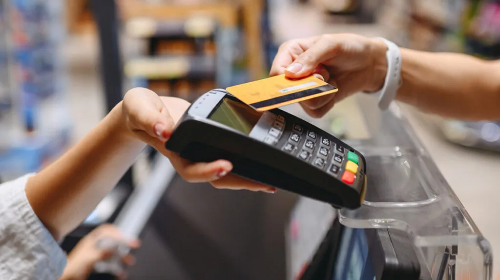 Στο στόχαστρο της ΑΑΔΕ τα POS και η απόδοση ΦΠΑ
