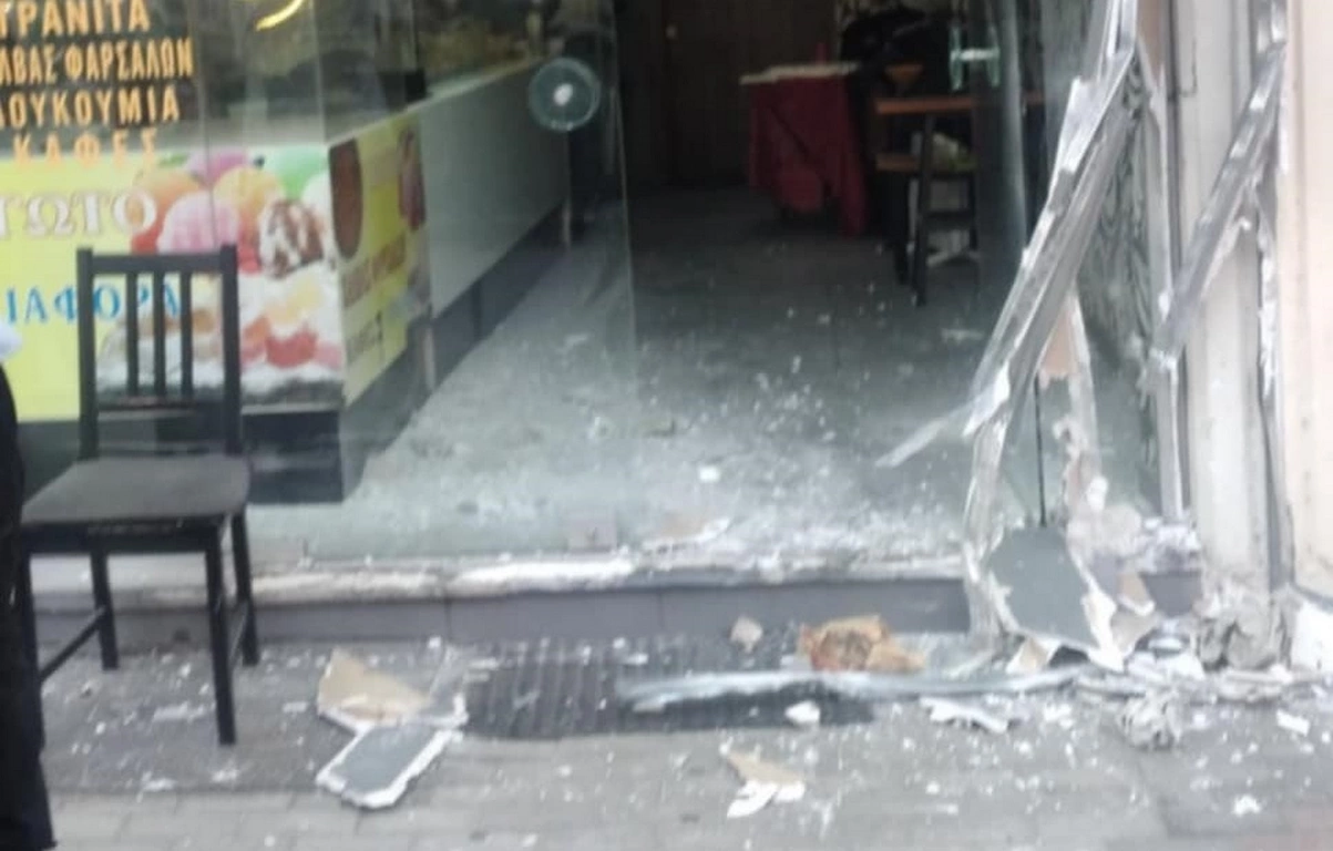 Εικόνες σοκ από "εισβολή" ΙΧ σε καταστήματα στον Τύρναβο (ΦΩΤΟ)