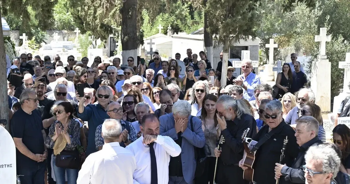 Λάκης Χαλκιάς: Πλήθος κόσμου στην κηδεία του στο Α' Νεκροταφείο Αθηνών
