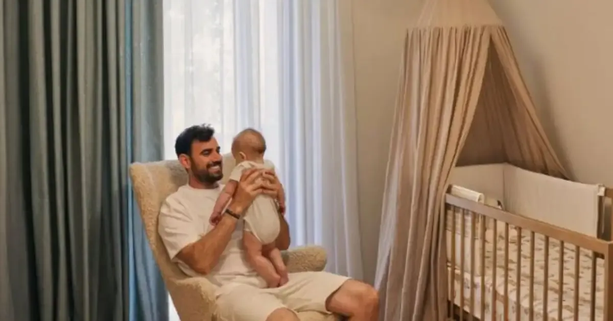 Ο Νίκος Πολυδερόπουλος αγκαλιά με τον 5,5 μηνών γιο του στο παιδικό δωμάτιο