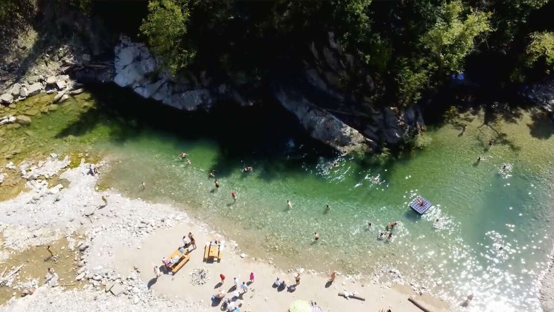 Μια παραλία μοναδικής ομορφιάς με κρυστάλλινα νερά σε υψόμετρο 1.000 μέτρων