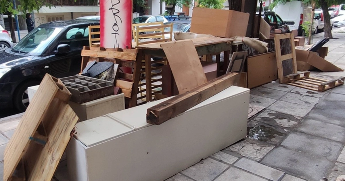 Θεσσαλονίκη: Παράτησαν ολόκληρο νοικοκυριό σε πεζοδρόμιο - Δικογραφία σε βάρος δύο 39χρονων