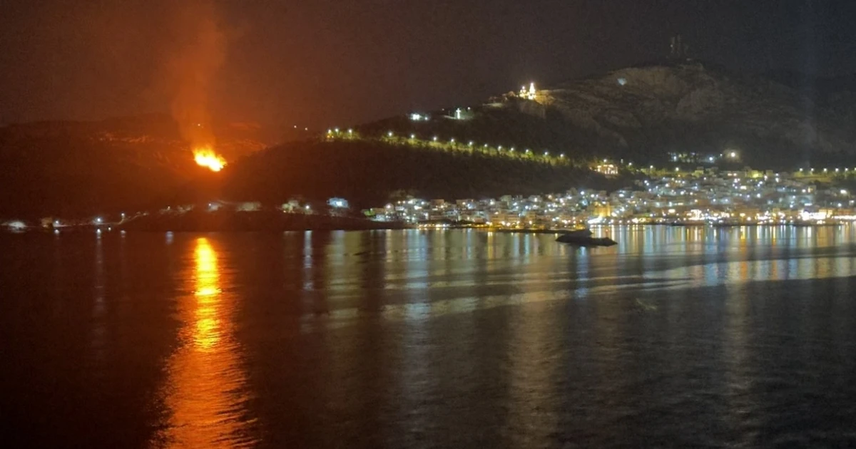 Σε εξέλιξη μεγάλη φωτιά στην Κάλυμνο, απειλεί πευκοδάσος: Δείτε βίντεο και εικόνες