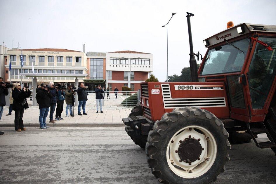 Στην Περιφέρεια για την ευλογιά, στο κέντρο της Λάρισας με τα τρακτέρ...