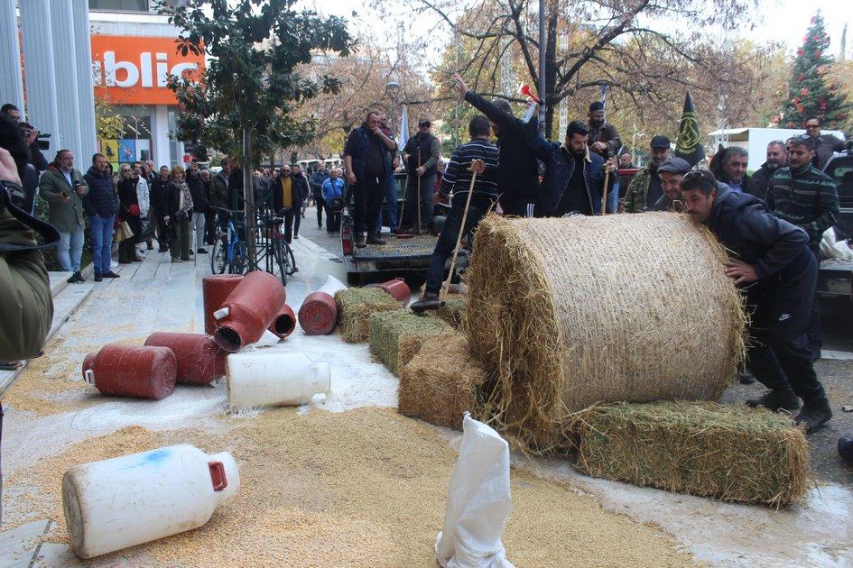 Οργή αγροτών - Γάλα και ζωοτροφές εμπρός στο Δικαστικό Μέγαρο (ΦΩΤΟ - ΒΙΝΤΕΟ)