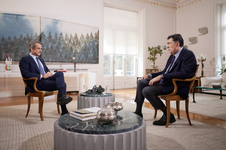 Εγκαταλείπει την αυτοδυναμία, δεν παραδίνει την εντολή, διερευνά τις δυνατότητες σχηματισμού κυβέρνησης