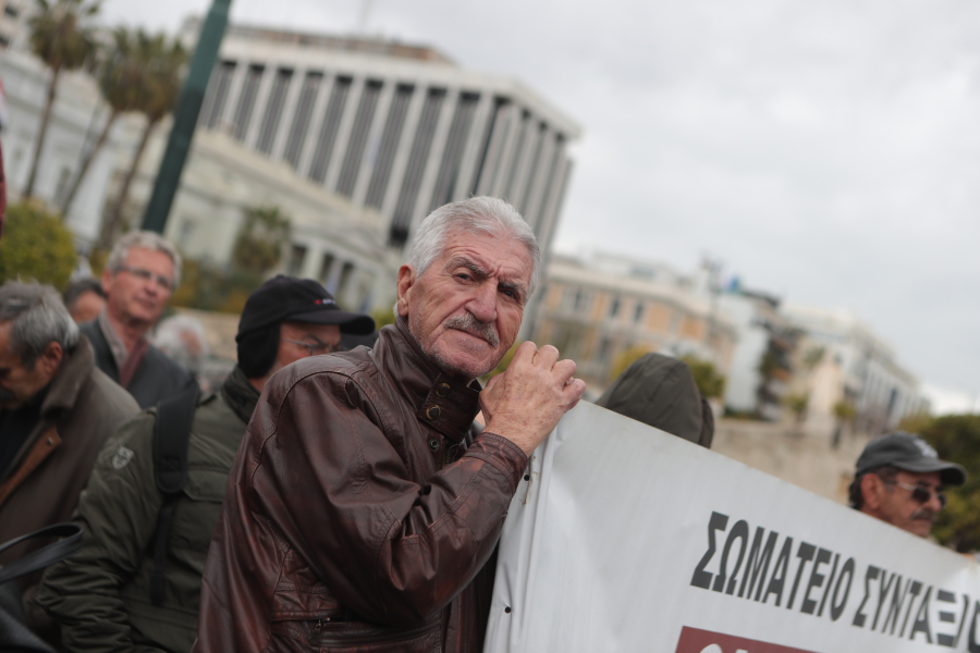 Αναδρομικά: Ξεκίνησαν οι καταβολές – Ποιοι παίρνουν έως 7.661 ευρώ