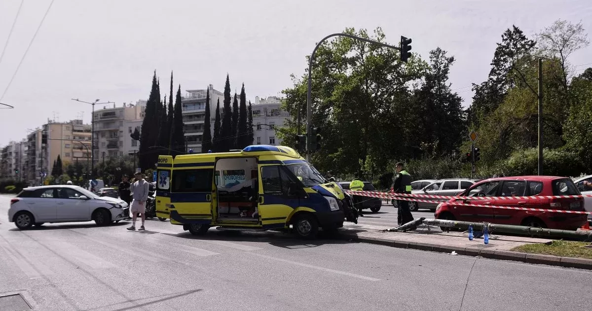 Παγκράτι: Στη ΜΕΘ δύο τραυματίες μετά το τροχαίο με το ασθενοφόρο