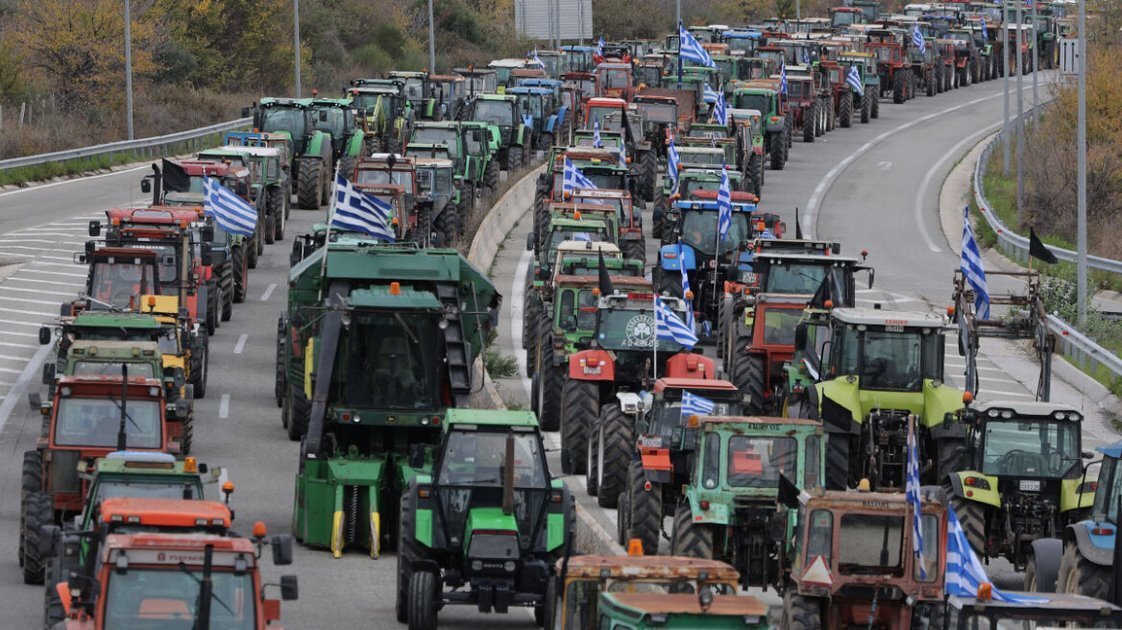 Στη Λάρισα χτυπάει η καρδιά των αγροτικών μπλόκων - Συμβολικός αποκλεισμός στο λιμάνι Θεσσαλονίκης