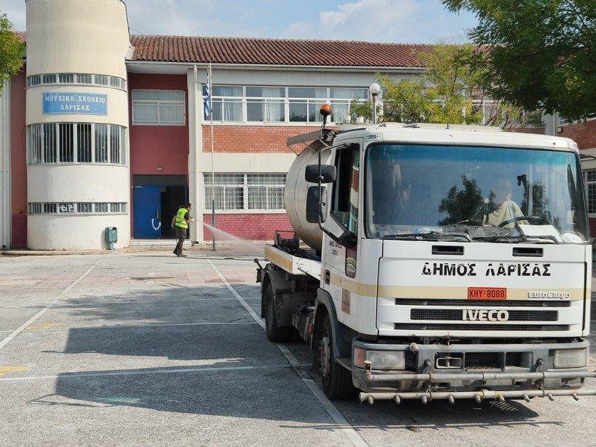 Επιχείρηση "καθαρές αυλές" από τον Δ.Λαρισαίων (ΦΩΤΟ)