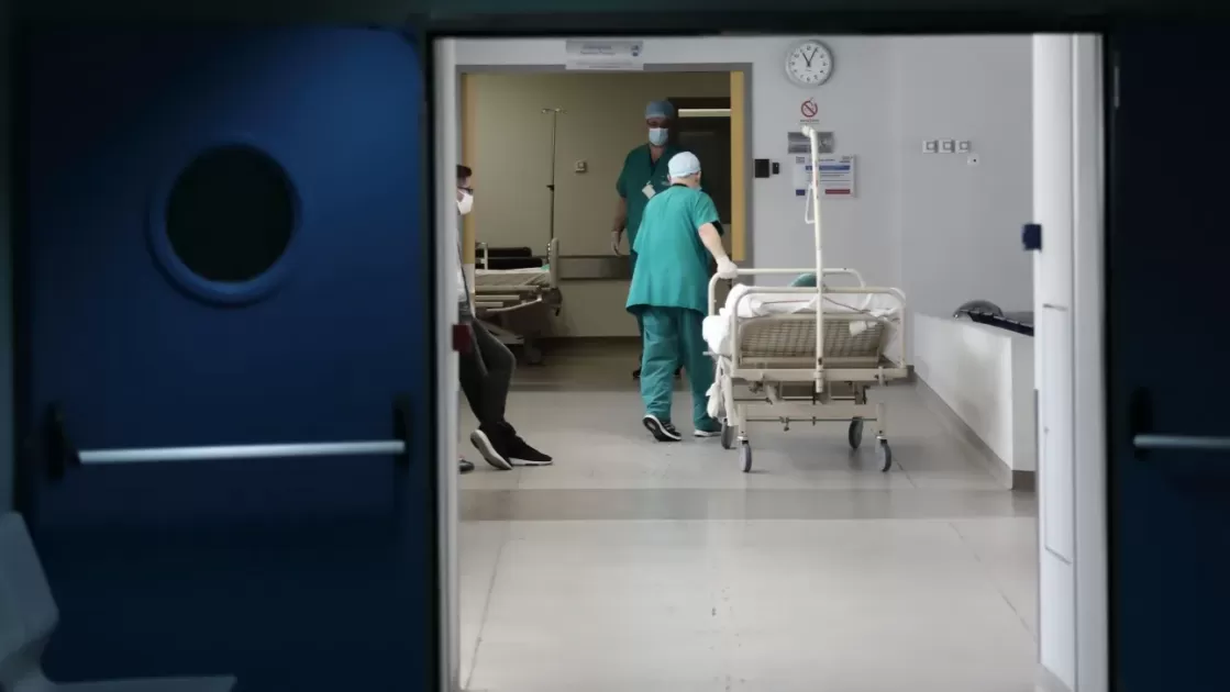 Λάρισα: Νεαρός διαπληκτίστηκε με 54χρονο - Τον δάγκωσε και του έκοψε το αυτί