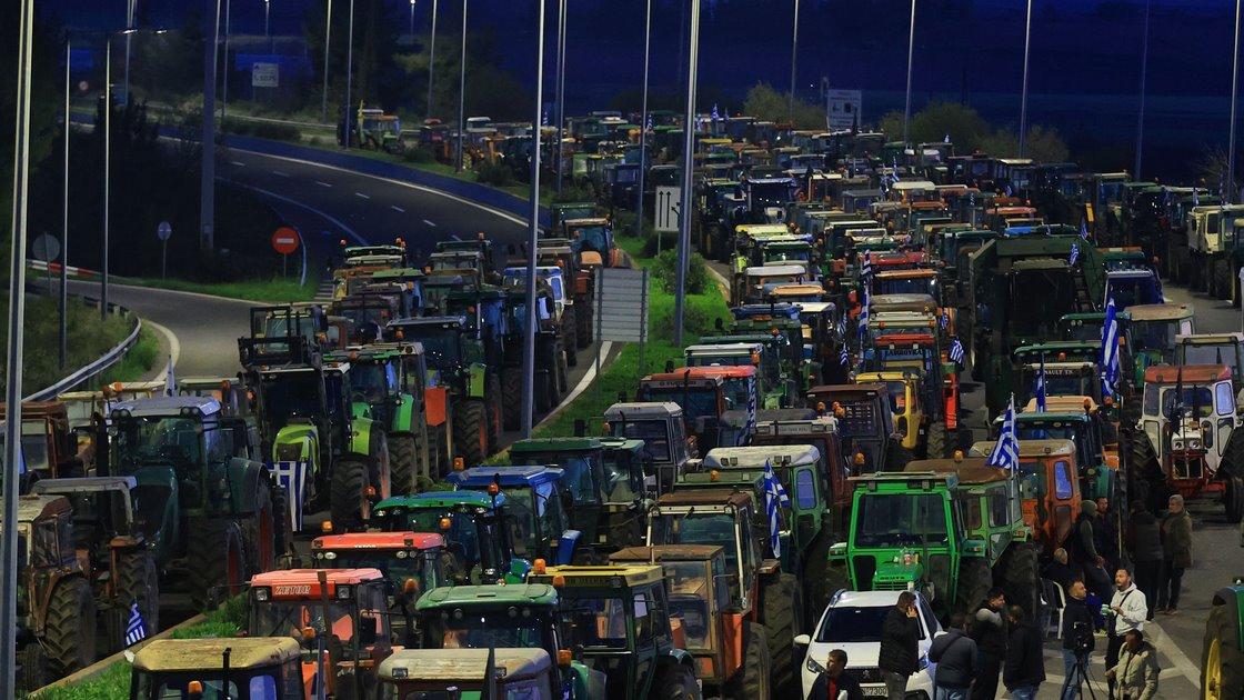 Κλιμακώνεται η αγροτική δράση: Αποκλεισμοί σε δρόμους και τελωνεία, προβλήματα στις μεταφορές