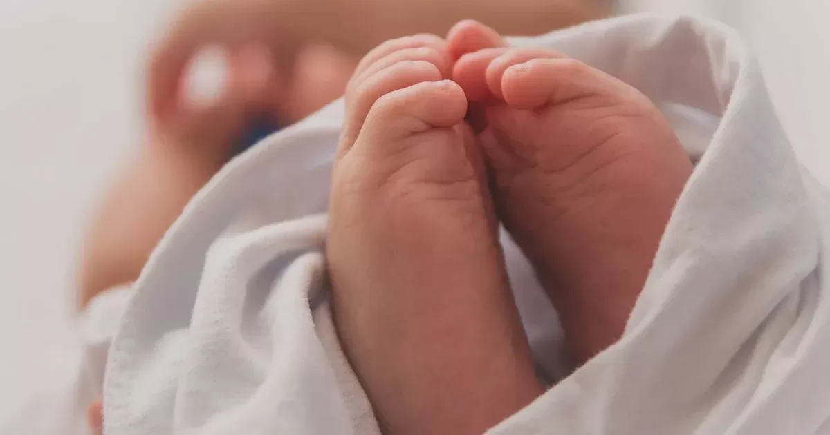 Τραγωδία: Βρέφος πνίγηκε ενώ έτρωγε σουβλάκι