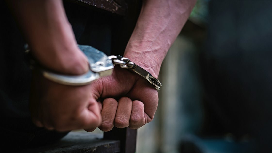 Λάρισα: Σύλληψη 18χρονου για κλοπή μηχανής και διάρρηξη καταστήματος